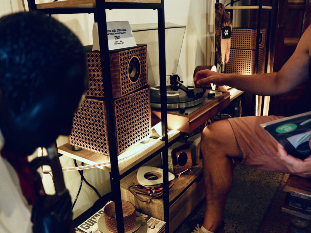 A la Sound Factory on peut écouter ses disques vinyles.